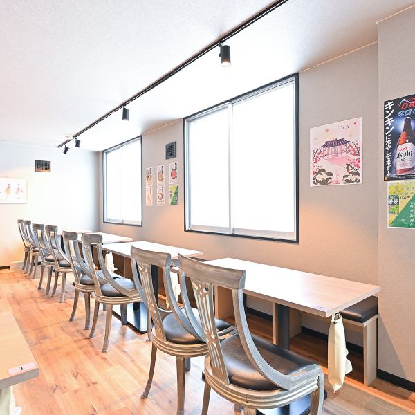 店内は韓国のエッセンスを取り入れたおしゃれな空間で、非日常感を感じられます。スタッフのサービスは心配りが行き届き、料理提供までの流れもスムーズ！照明やインテリアもおしゃれで、何度でも訪れたくなるようなお店です。