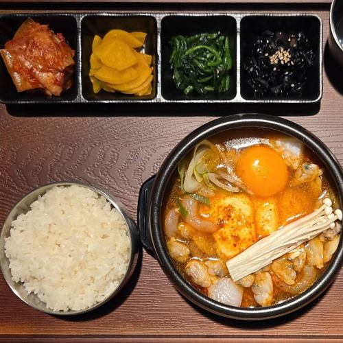 海鮮 スンドゥブチゲ 定食［ライス ＋ 単品 ＋ おかず4種］