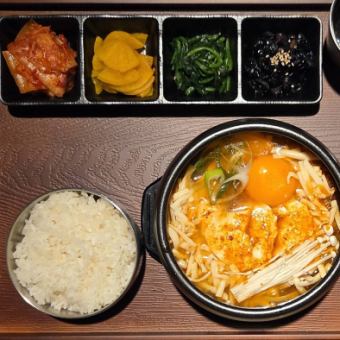 チーズ スンドゥブチゲ 定食［ライス ＋ 単品 ＋ おかず4種］