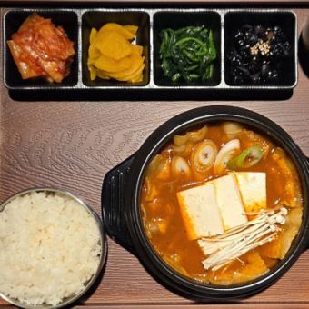 豚肉 キムチチゲ 定食［ライス ＋ 単品 ＋ おかず4種］