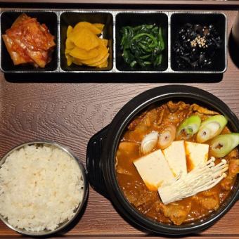 牛肉 キムチチゲ 定食［ライス ＋ 単品 ＋ おかず4種］