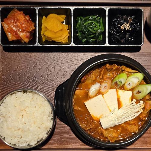 牛肉 キムチチゲ 定食［ライス ＋ 単品 ＋ おかず4種］