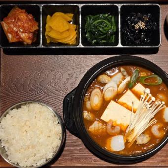 海鮮 キムチチゲ 定食［ライス ＋ 単品 ＋ おかず4種］