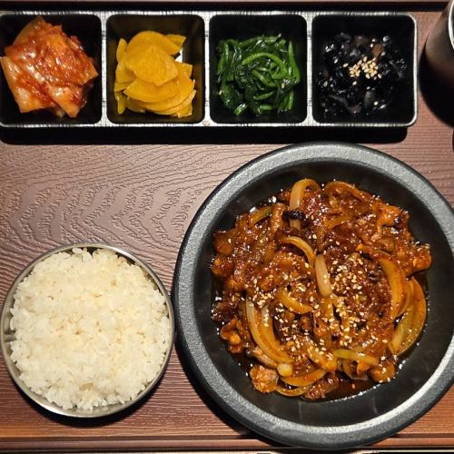 ジェユクポックム（豚肉甘辛炒め） 定食[ライス ＋ 単品 ＋ おかず4種］
