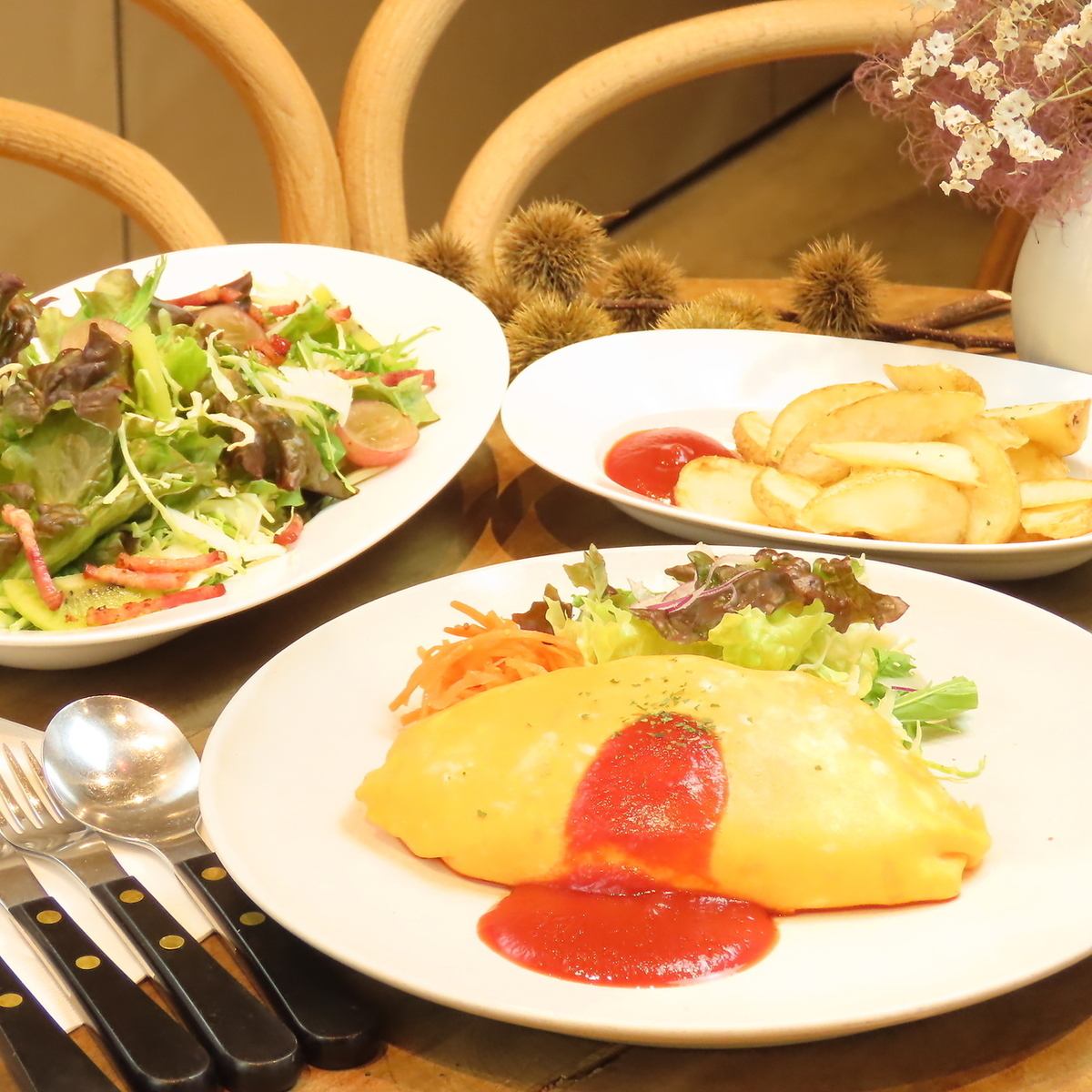 We offer popular dishes such as omelet rice, curry, and seasonal lunches.