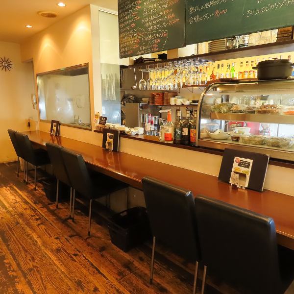 【カウンター席を6席ご用意】店主が目の前で調理する姿を間近で見られる、臨場感たっぷりの特等席◎炭火焼の香りや音も楽しめます♪お席の間隔は広めに確保しておりますので、ゆったりとお過ごしいただけます。お一人様も大歓迎！デートや友人同士などでのご利用にもぴったり◎肩ひじ張らずに気軽にご利用いただけます。