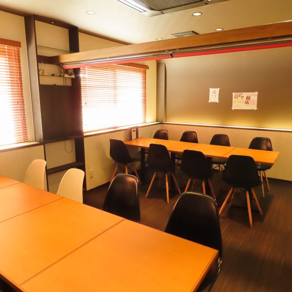 【2F貸切OK】2階には、プライベートな集まりに最適なパーティルームをご用意しております。10名～最大16名様まで、貸切でのご利用が可能です◎会社宴会やイベント、誕生日会やお祝い事など、周りを気にせず皆様で盛り上がりたい時にぴったり！大切な仲間との特別な時間を過ごせます♪ご予約はお気軽にご連絡ください！