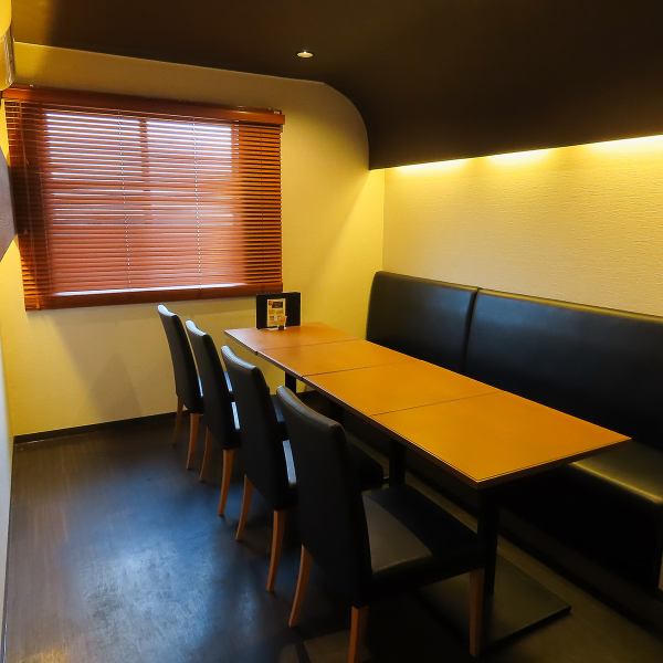 【個室あり】5名様以上でご利用いただける個室もご用意。友人との飲み会や会社宴会はもちろん、小さなお子様連れの家族でのお食事や、女子会などにも最適です♪周りを気にせず、プライベートな空間でゆっくりとお食事と会話を楽しめます。様々なシーンでご利用いただけますので、ご希望の際はお早めにご予約ください◎