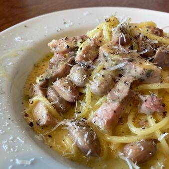 自家製ハムと地豆のカルボナーラ