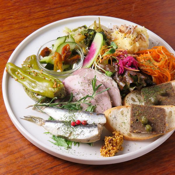 【まずコレ！定番人気◎】彩り豊か♪8～10種類の手作り前菜の盛り合わせ1人前980円(税込)