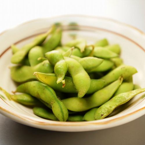 Salt-boiled green soybeans