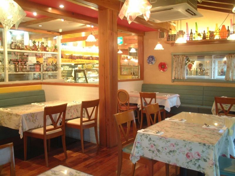 The inside of the store has a cute atmosphere with the image of a warm and homely atmosphere in Southern Italy.