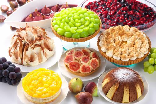 お昼は自慢のケーキワゴン