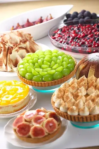 お昼は自慢のケーキワゴン