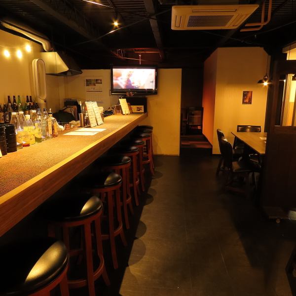 カウンター席もあり、気さくなオーナーさんと会話を楽しみながら美味しい料理、お酒を楽しめます♪