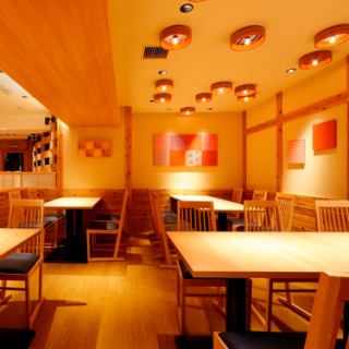 Small table seats located near the center of the store.It is a space that makes you feel the warmth of wood and the peace of harmony.Have a banquet with spacious seats with a Japanese atmosphere ◎