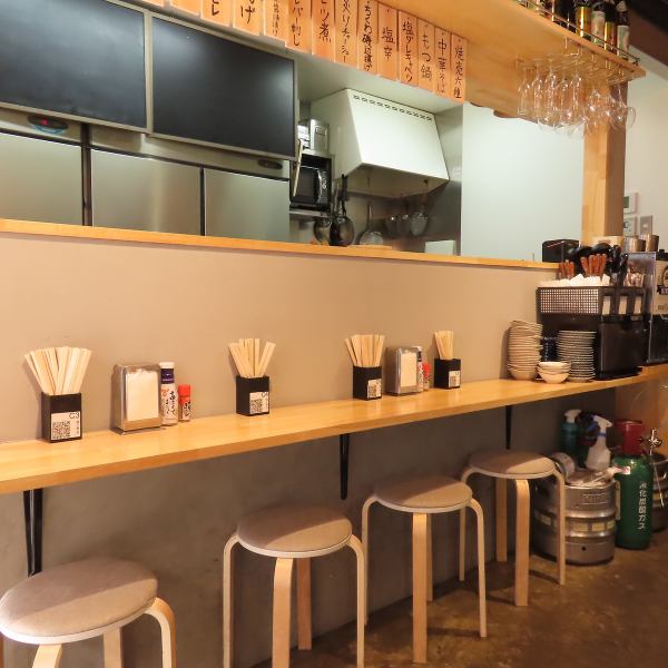 【一人飲みも歓迎のアットホーム席】6席のカウンター席は、仕事帰りのサク飲みに最適。店主との会話を楽しみながら、日本酒と肴をゆったり味わえます。少人数利用や一人飲みでも居心地の良い空間です。