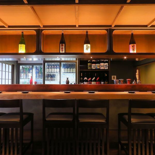 ７月中のご予約は是非系列店へ！【夜見ノ命屋】　こちらは３号店！１階はカウンター席、２～３階には個室やテーブル席もご用意。おしゃれでどこか非日常的な和モダン空間。炭火串や新鮮お刺身と蒸篭が看板メニュー！牛タン串はリピーター◎豚バラのせいろ蒸しやジャンボ焼売など創作料理の数々！個室はデートにピッタリ♪
