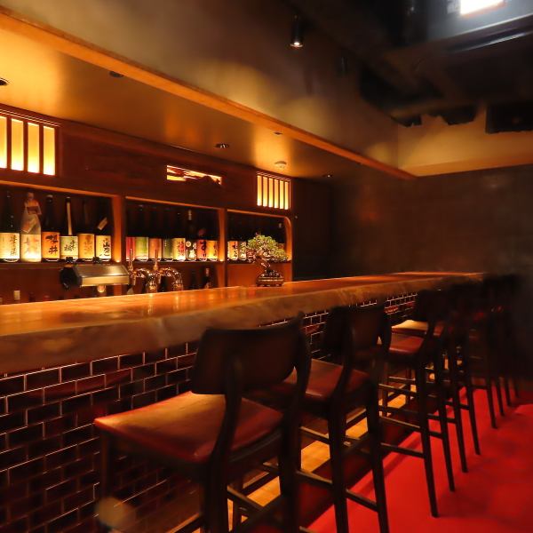 【カウンター席】炭火の香りと職人の手さばきを目の前で。カウンター席ならではのライブ感と、焼きたてをすぐに味わう贅沢を。１階のカウンター席では、職人の焼き姿を目の前で楽しめる臨場感！２階カウンター席は、落ち着いた空間でバーデンダーとの会話を楽しみながらしっぽりと。デートや二軒目利用にもおすすめです！