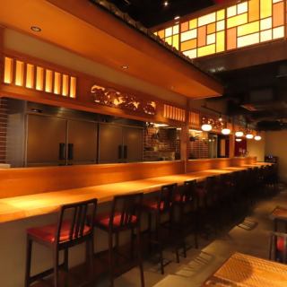《1階席》人気のカウンター席は横並びに座れるのでデートにもピッタリです。