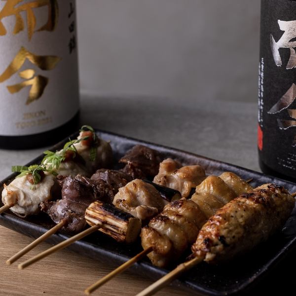【鳥取名物・大山鶏を使った炭火焼き鳥を堪能】ライブ感満載の焼き場で、炭火でじっくり焼き上げる串は絶品