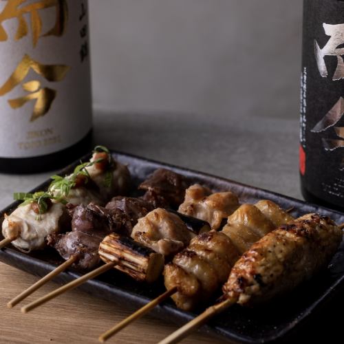 【鳥取名物・大山鶏を使った炭火焼き鳥を堪能】ライブ感満載の焼き場で、炭火でじっくり焼き上げる串は絶品