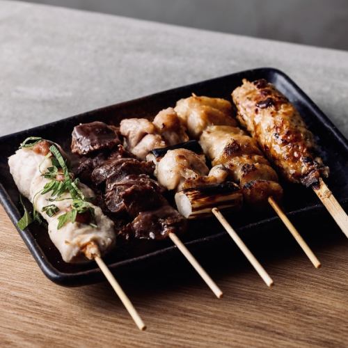 炭火でふっくら香ばしく焼き上げる焼き鳥が人気！
