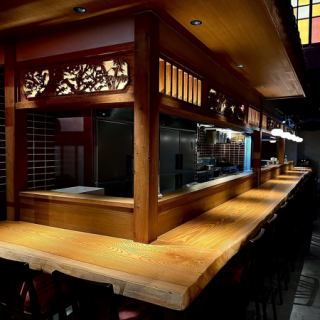 《1階席/若紫》人気の無垢材カウンター席は横並びに座れるのでデートにもピッタリです