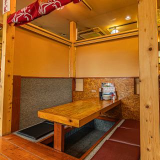 我们有一个可容纳多达36人的包间，包间内设有下沉式座椅！非常适合大型团体，我们提供带下沉式座椅的包间，可用于欢送会、欢迎会、相亲、派对、同学聚会和其他大型宴会！《丰田城/丰田站/居酒屋/包间/饺子/炭烤鸡肉串/畅饮/宴会/饮酒派对/女生之夜/欢送会和欢迎会》