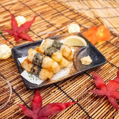 Deep-fried yam wrapped in seaweed