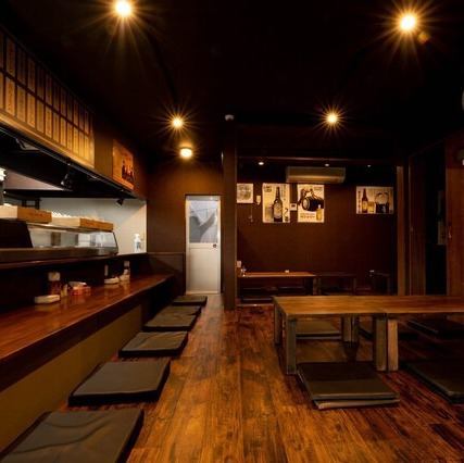 落ち着いた雰囲気の店内は、木の温もりが感じられ、ゆったりとした座席で心地よく食事を楽しめる、居心地の良い空間です。