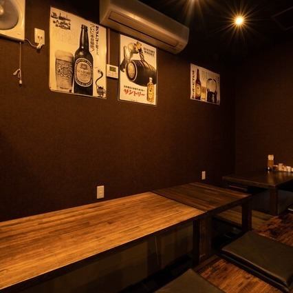 温かみのある木のテーブルと落ち着いた色合いの壁が、リラックスできる空間を演出。友人との会話や食事を楽しむのにぴったりな居心地の良い雰囲気です。