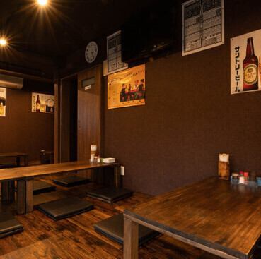 落ち着いた色合いとシンプルなデザインが特徴です。温かみのある照明が心地よい空間を演出し、リラックスしながら食事を楽しむことができます。友人や家族との会話が弾む、居心地の良い場所です。