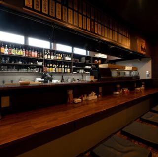 カウンター席は、料理人の技を間近で楽しめる特別な空間です。食材の新鮮さや調理過程を視覚的に味わえ、会話を交わしながら食事を楽しむことができます。独特の雰囲気は、他の席とは一線を画す魅力があります。