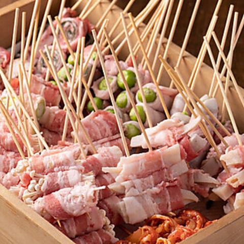 新鮮な肉や野菜を串に刺しとお酒を楽しめる！