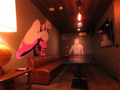 Enjoy authentic bar cocktails in an artistic space♪