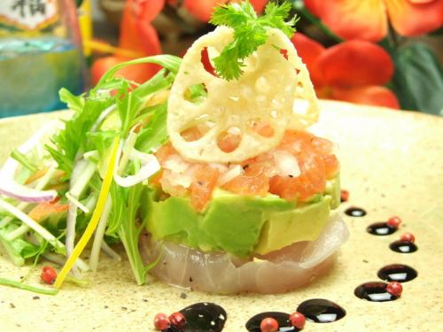 Mille-feuille salad with island fish and avocado