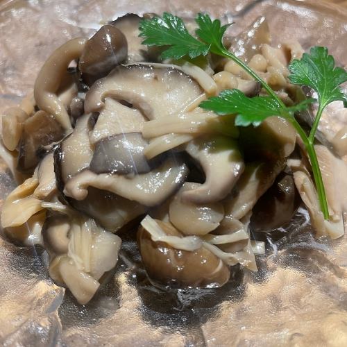 5 kinds of marinated mushrooms