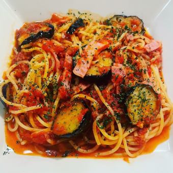 Amatriciana with fried eggplant and bacon
