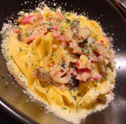 Japanese-style cream sauce raw fettuccine with mushrooms and bacon