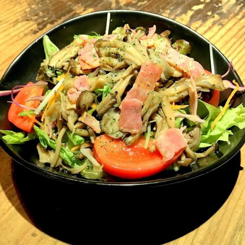 Japanese-style salad with 5 kinds of mushrooms and bacon
