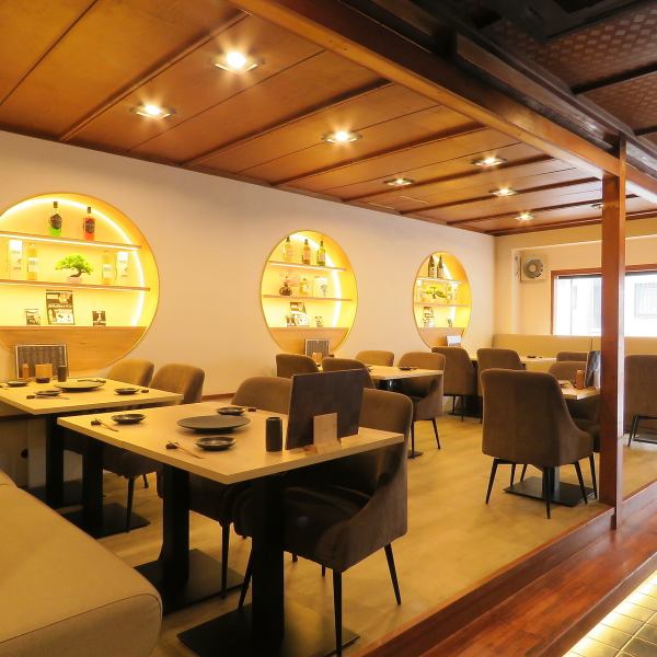 宴会にぴったりの広々空間をご用意しました☆大人数でもゆったり座れる配置で、安心してご利用いただけます◎テーブル間隔にも余裕があり、快適な環境の中で賑やかなひとときを過ごせるよう配慮しています★会社の歓送迎会や各種祝い事にもおすすめです♪