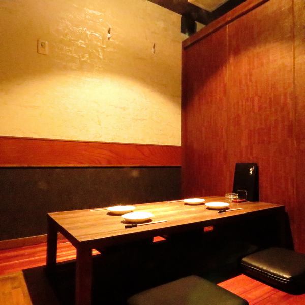 This is a private private room on the 2nd floor.The second floor has all private rooms.OK for large groups!