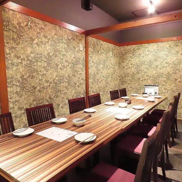 内装の細部までこだわり抜いた店内。照明も調節可能です。宴会には最大50名迄ご利用可能。