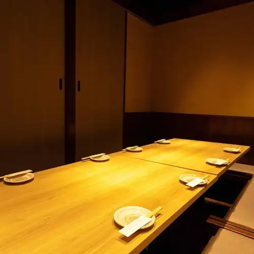 【7名様~12名様】秘密基地みたいなくつろぎ空間。周りを気にせずゆったりリラックスできる個室席多数ご用意しております。※写真は系列店です
