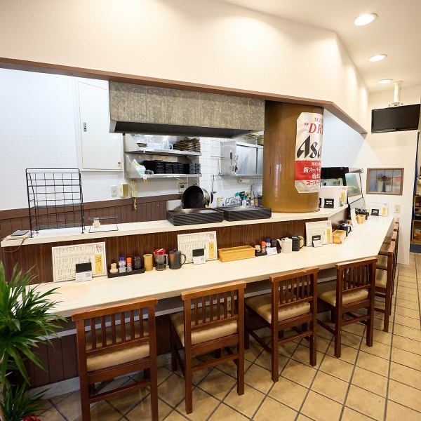 【少人数でも心地よい居酒屋】カウンター席は8席ご用意しており、静かな空間温かい雰囲気が漂う店内♪おひとり様や少人数でのお食事にもぴったりです♪アットホームな雰囲気で、初めてのお客様も安心してお越しいただけます！お酒を片手に、ゆったりとした時間をお楽しみください◎