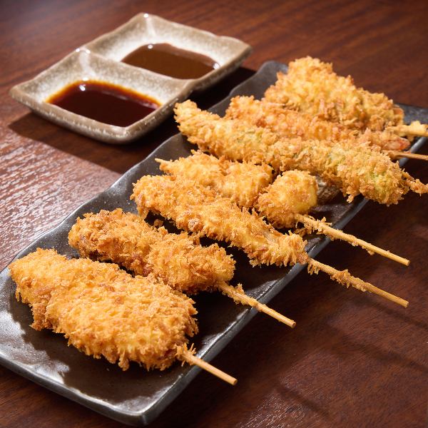 【思わず笑顔になる！】魅力たっぷりの人気メニューサクサク「串カツ盛り合わせ」1280円(税込)
