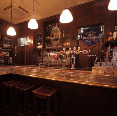 在吧台座位上，您可以享受在您面前倒出的比利時啤酒。您將靠近工作人員，因此您也許可以聆聽比利時短篇故事作為您飲品的伴奏。 。單身用戶也歡迎!! #歡迎會 #告別會 #室內 #啤酒花園 #Terra #啤酒館 #啤酒 #無限暢飲
