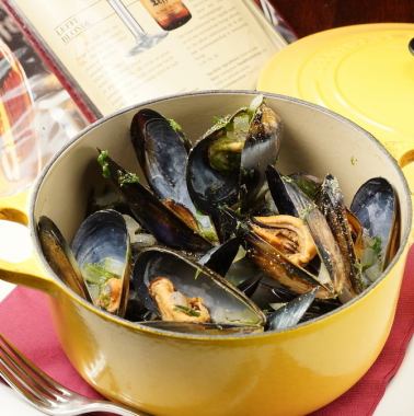 [A Belgian classic!] Steamed mussels in casserole♪ From 1,210 yen