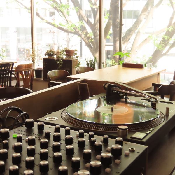 当店の内装は、DJブースを備えたユニークな空間です。本格的な音響システムと店主手作りのレコード棚があり、その日のセレクトによる音楽を楽しむことができます。心地よい音楽が流れる中で、韓国料理とカフェメニューを味わいながら、特別なひとときをお過ごしください。音楽と食のコラボレーションをお楽しみいただけます